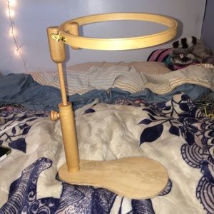 Standing embroidery hoop